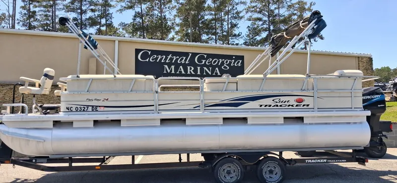 Slide: The Image of 2006 Tracker 24 ft Pontoon at Central Georgia Marina. - 12