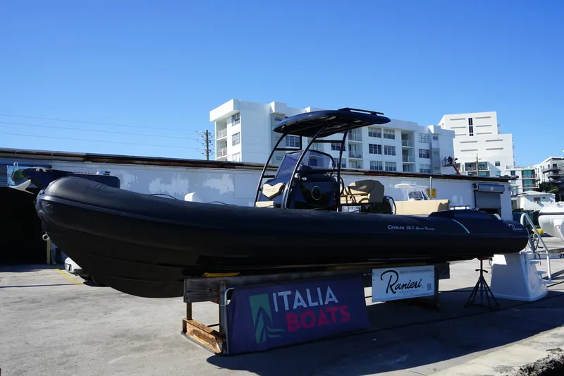 Slide: The Image of 2023 Ranieri CAYMAN 26 SPORT TOURING boat displayed at Italia Boats dealership. - 10