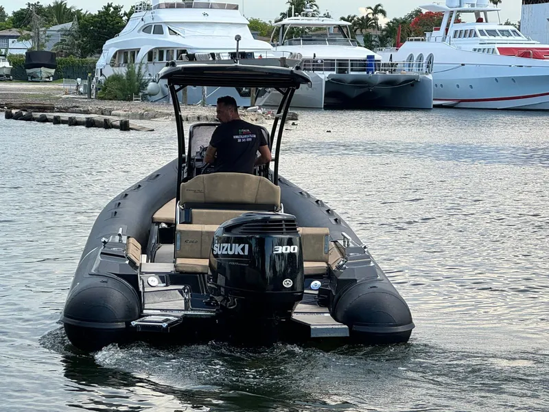 Slide: The Image of 2023 Ranieri CAYMAN 26 SPORT TOURING boat with Suzuki 300 outboard motor on water. - 5