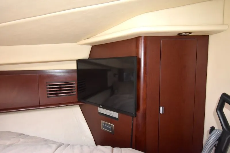 Slide: The Image of Interior of 2007 Sea Ray 40 Sundancer with flat-screen TV. - 5