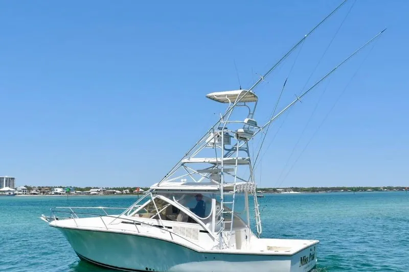 Slide: The Image of 2006 Carolina Classic 32 boat on clear blue water under a sunny sky. - 1