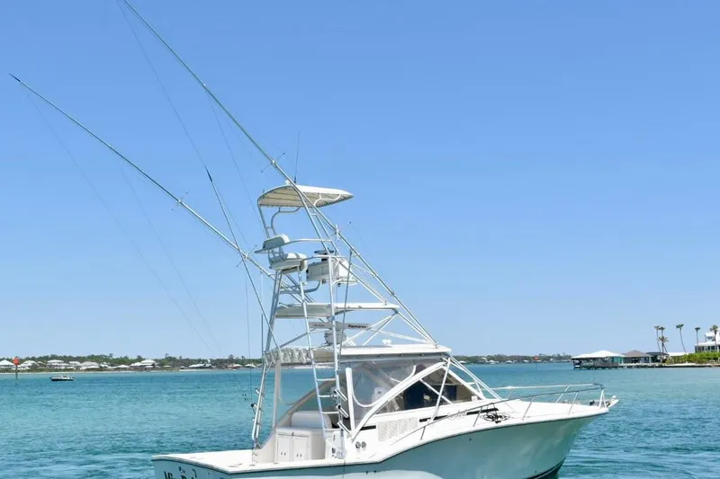Slide: The Image of 2006 Carolina Classic 32 boat on clear blue water with a sunny sky backdrop. - 4