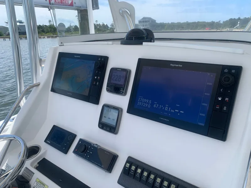 Slide: The Image of Regulator FS 2015 boat console with navigation systems. - 10