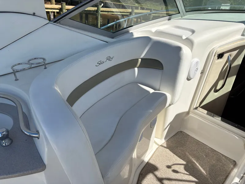 Slide: The Image of Interior of a 2006 Sea Ray Sundancer 320 boat. - 8