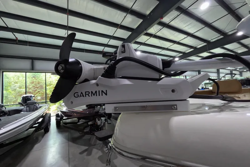 Slide: The Image of 2024 Skeeter SX2550 Family boat with Garmin trolling motor in showroom. - 20