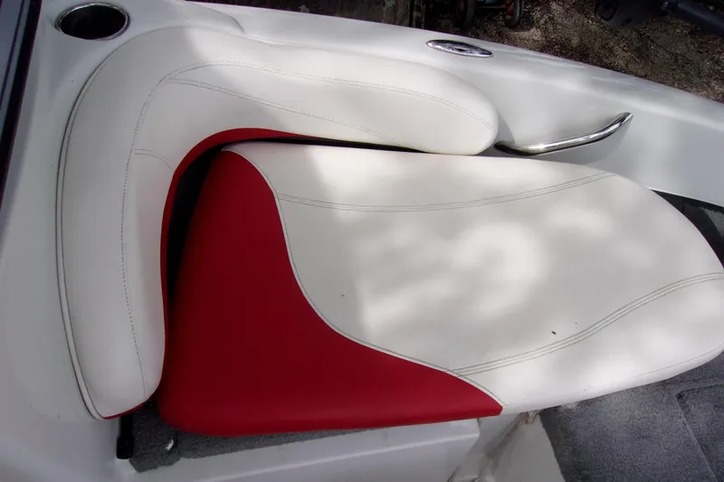 Slide: The Image of White and red seat on 2013 Nitro 290 Sport boat. - 11