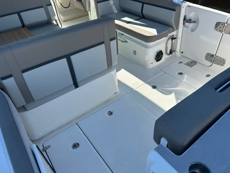 Slide: The Image of Boston Whaler 330 Vantage 2027 - 36