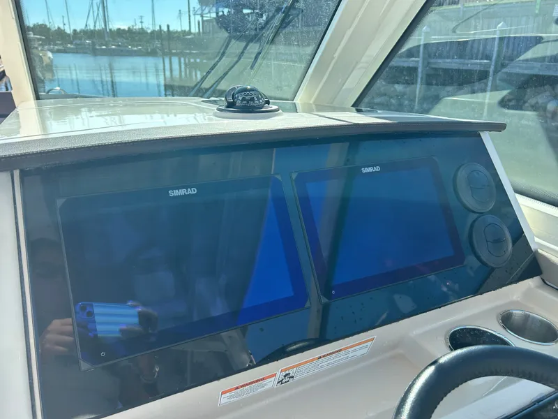Slide: The Image of Boston Whaler 330 Vantage 2027 - 28
