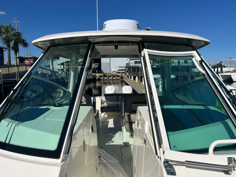 Slide: The Image of Boston Whaler 330 Vantage 2027 - 33