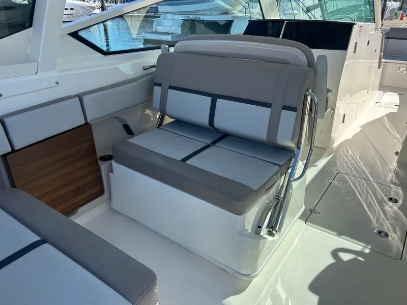 Slide: The Image of Boston Whaler 330 Vantage 2027 - 14