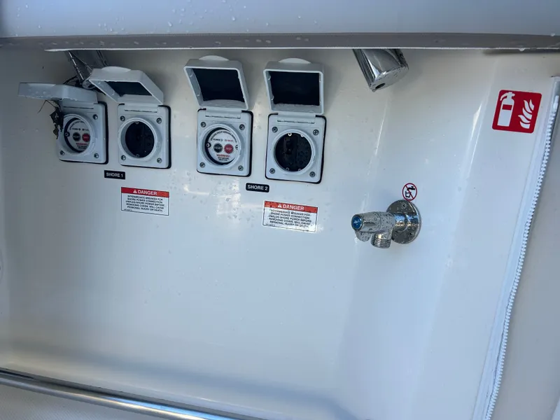 Slide: The Image of Boston Whaler 330 Vantage 2027 - 35
