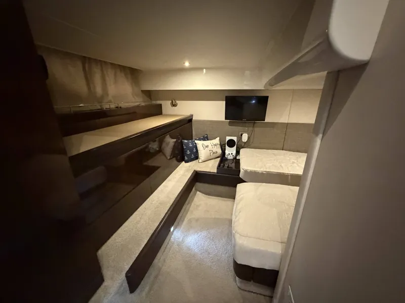 Slide: The Image of Interior of 2017 Sea Ray Sundancer 400 yacht cabin. - 24