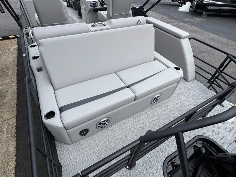 Slide: The Image of Starcraft SLS-5 Q DH 2026 boat seat with speakers and cup holders. - 15