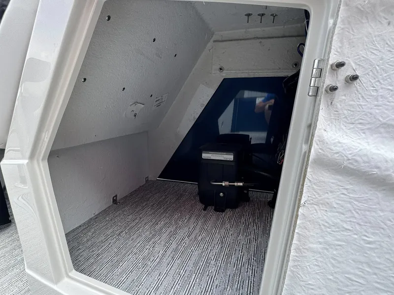Slide: The Image of Interior of the 2026 Starcraft SLS-5 Q DH boat. - 16