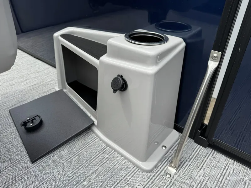 Slide: The Image of Starcraft SLS-5 Q DH 2026, cup holder and storage compartment. - 18