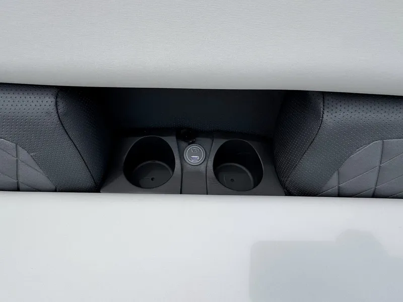 Slide: The Image of Starcraft SLS-5 Q DH 2026 interior with cup holders and USB port. - 21
