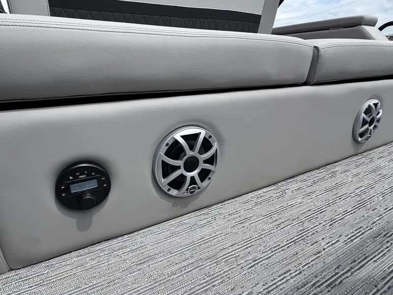 Slide: The Image of Starcraft SLS-5 Q DH 2026 boat speakers and control panel. - 25