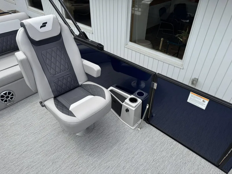 Slide: The Image of Luxurious seating in Starcraft SLS-5 Q DH 2026 boat. - 28