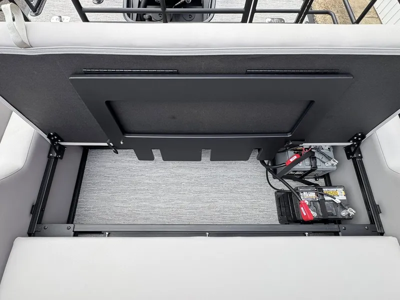Slide: The Image of Starcraft SLS-5 Q DH 2026 seat with battery compartment. - 30