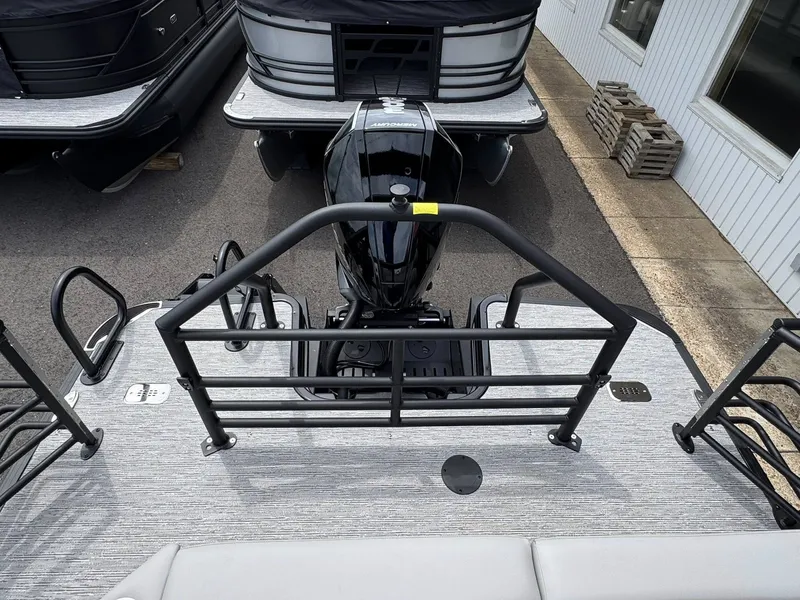 Slide: The Image of 2026 Starcraft SLS-5 Q DH pontoon boat rear view with motor. - 32