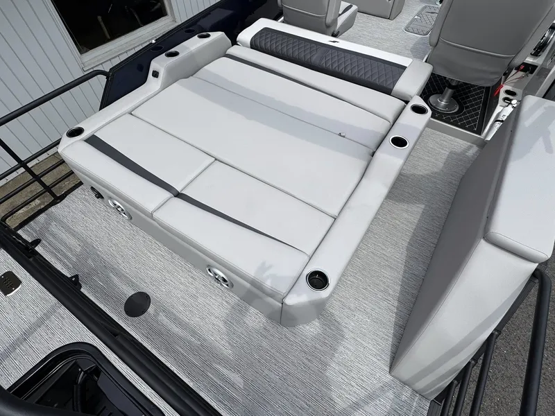 Slide: The Image of Starcraft SLS-5 Q DH 2026 boat with gray upholstery and cup holders. - 4