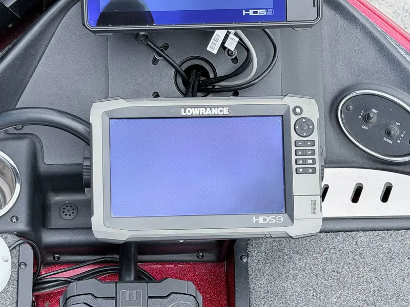 Slide: The Image of Lowrance HDS9 on Triton 19 TrX 2017 boat console. - 36