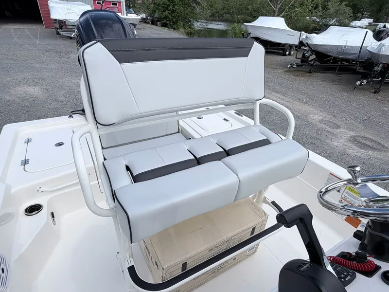 Slide: The Image of Skeeter SX221 2026 boat seat with modern design. - 22