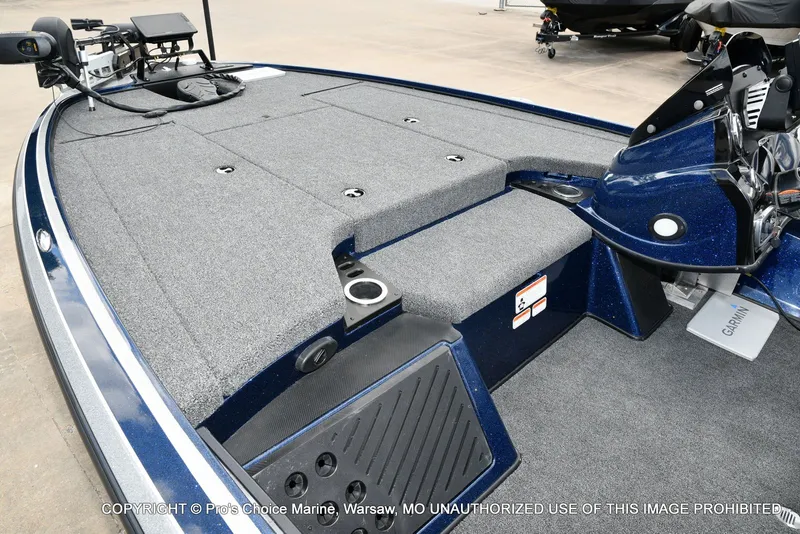 Slide: The Image of 2018 Nitro Z19 Pro boat with gray carpeted deck. - 14