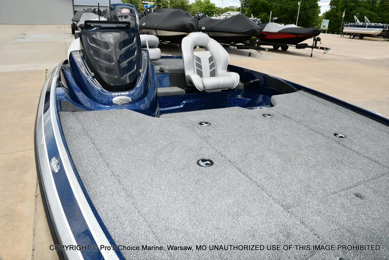 Slide: The Image of 2018 Nitro Z19 Pro boat with gray carpeted deck. - 39