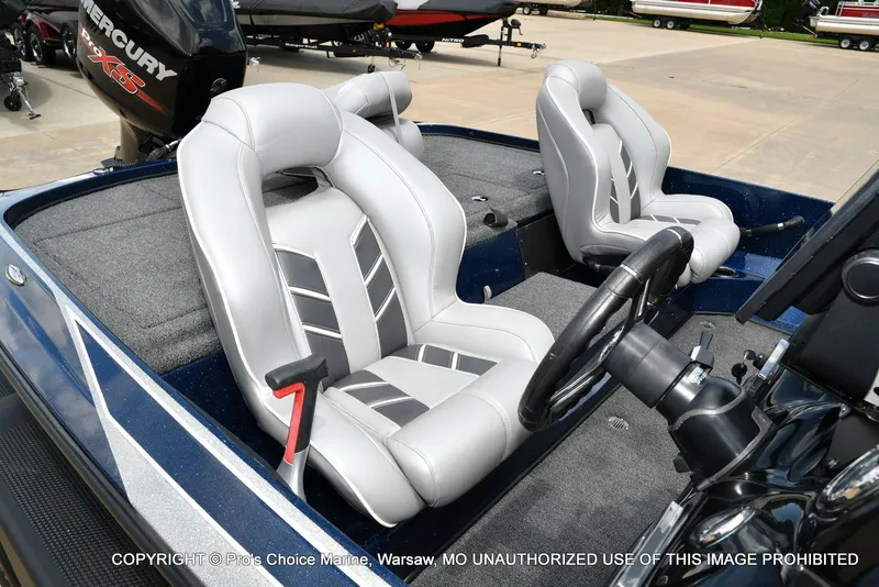 Slide: The Image of Interior of a 2018 Nitro Z19 Pro boat with gray seats. - 40