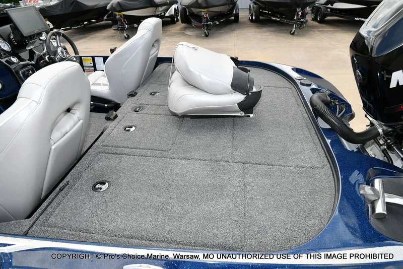 Slide: The Image of Interior of a 2018 Nitro Z19 Pro boat. - 44