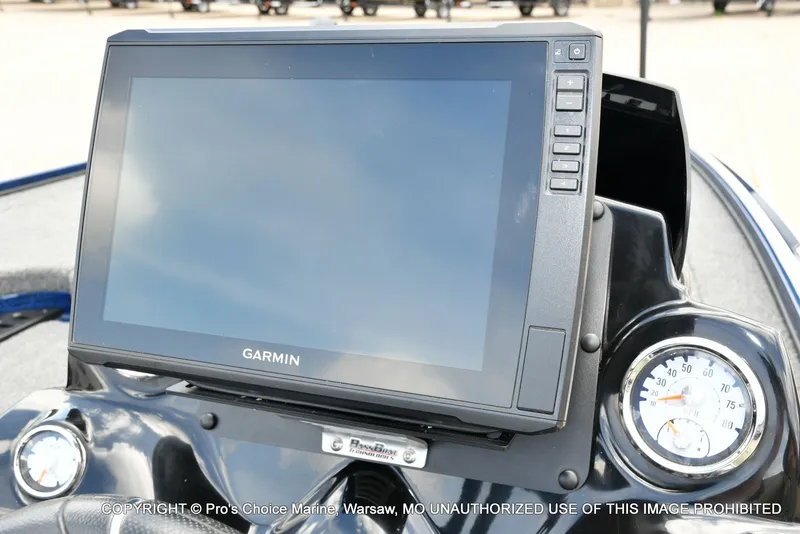 Slide: The Image of Garmin screen on Nitro Z19 Pro boat, year 2018. - 7