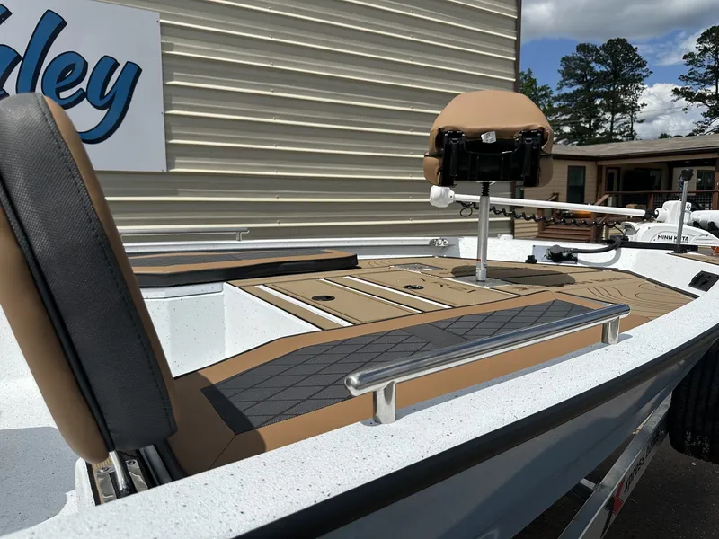 Slide: The Image of 2026 Xpress Xclusive XR 21 BAY boat with forward seating. - 9