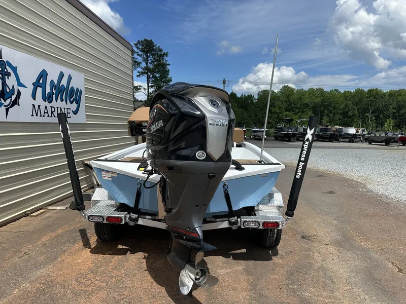 Slide: The Image of Xpress Xclusive R Series XR 21 BAY boat at Ashley Marine. - 7