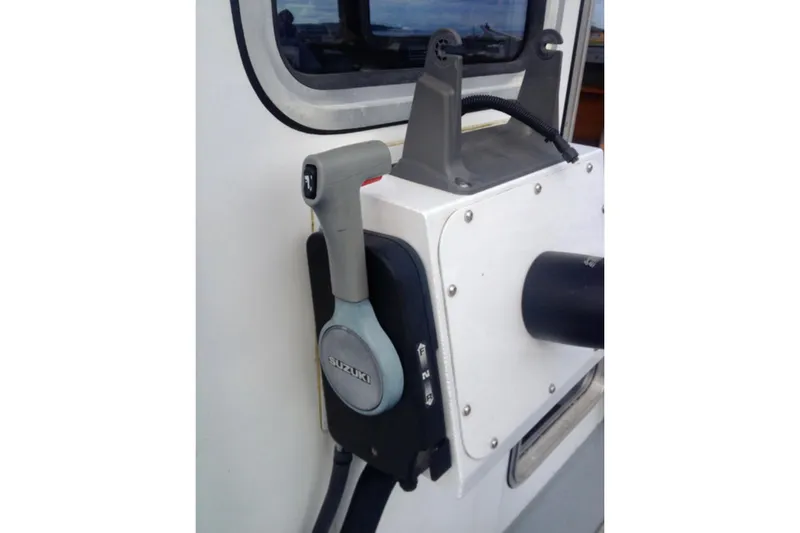 Slide: The Image of Suzuki throttle control on ACB 28 Explorer boat, 2008 model. - 8
