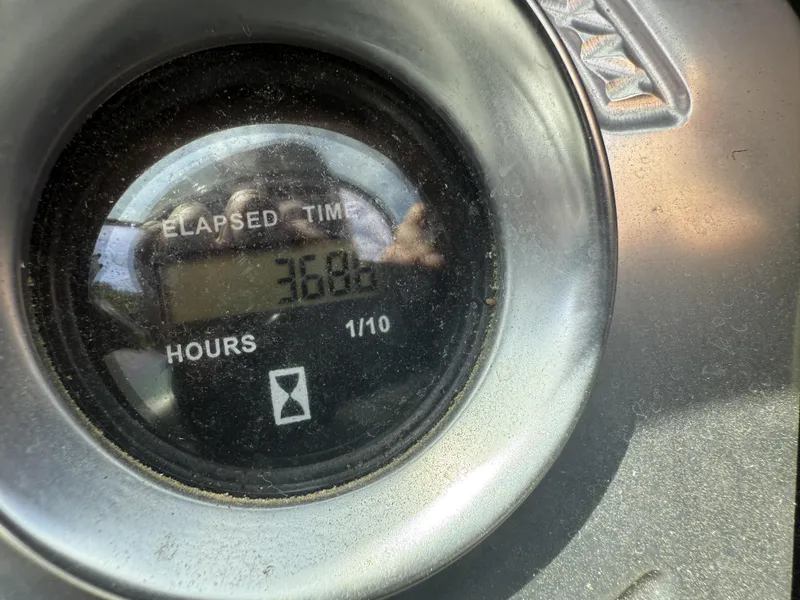 Slide: The Image of Hour meter of a 2013 MB SPORTS B52 boat, showing 368.6 hours. - 13