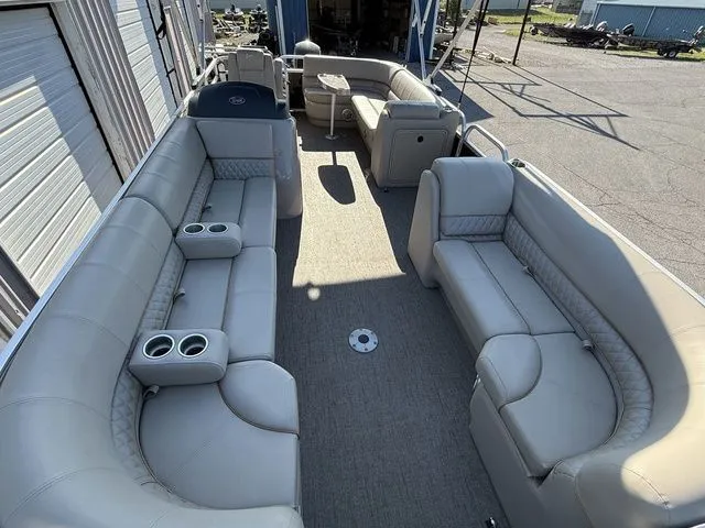 Slide: The Image of Ranger 220C REATA 2023 - 10