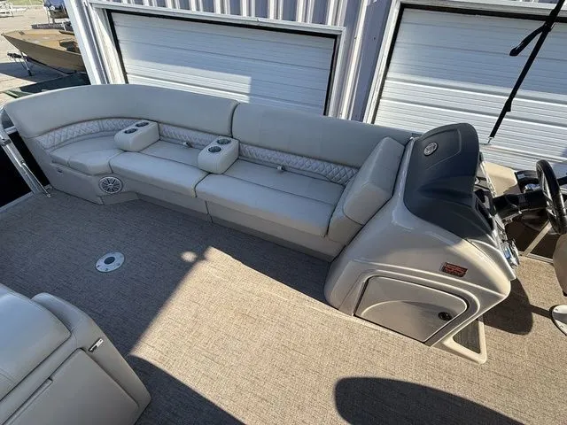 Slide: The Image of Ranger 220C REATA 2023 - 11