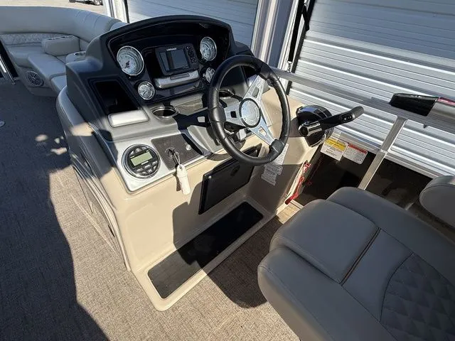 Slide: The Image of Ranger 220C REATA 2023 - 15