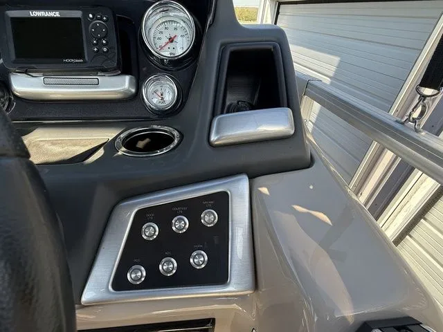 Slide: The Image of Ranger 220C REATA 2023 - 18