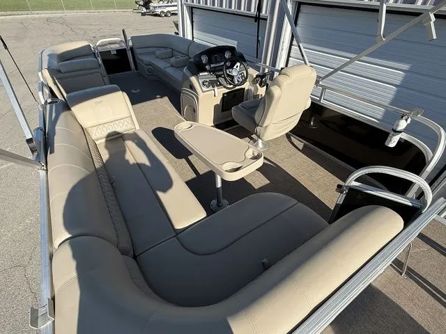 Slide: The Image of Ranger 220C REATA 2023 - 22