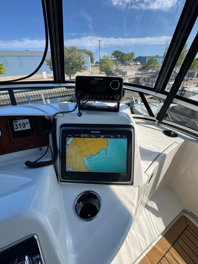 Slide: The Image of Navigation system on a 2002 Silverton 39 Motor Yacht. - 21