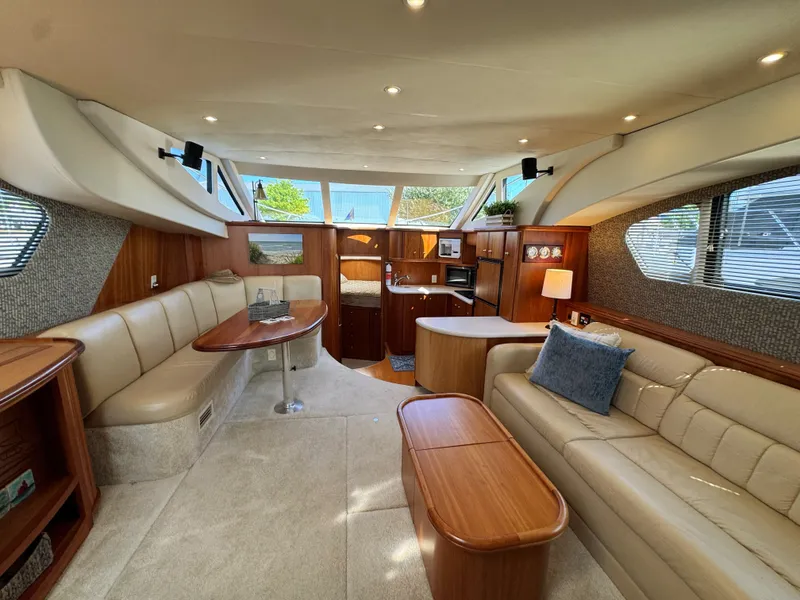 Slide: The Image of Interior of 2002 Silverton 39 Motor Yacht, luxurious and spacious. - 42