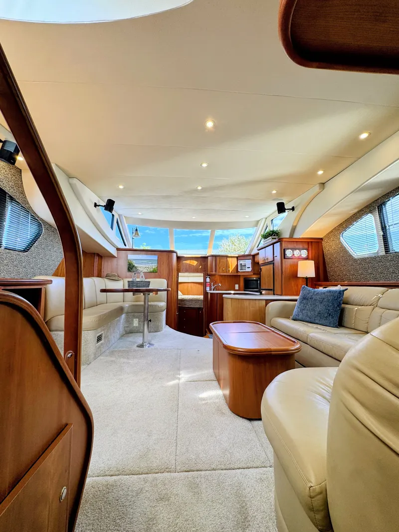 Slide: The Image of Interior of 2002 Silverton 39 Motor Yacht, luxurious and spacious. - 44