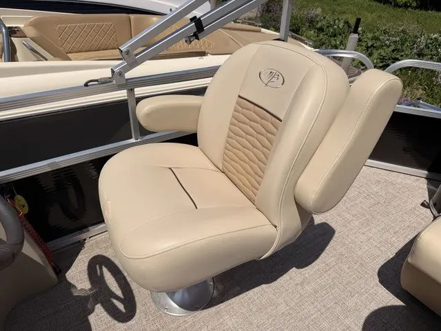Slide: The Image of Luxurious seating in Montego Bay Pontoons C8520 DLX 2023 boat. - 12