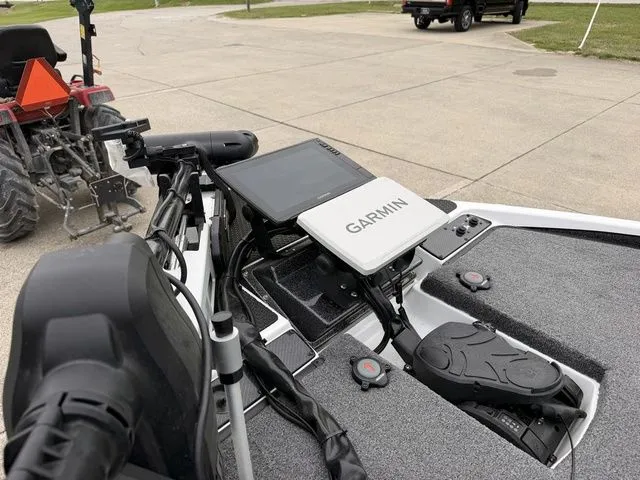 Slide: The Image of Phoenix Bass Boat 721 ZXL 2025 - 10