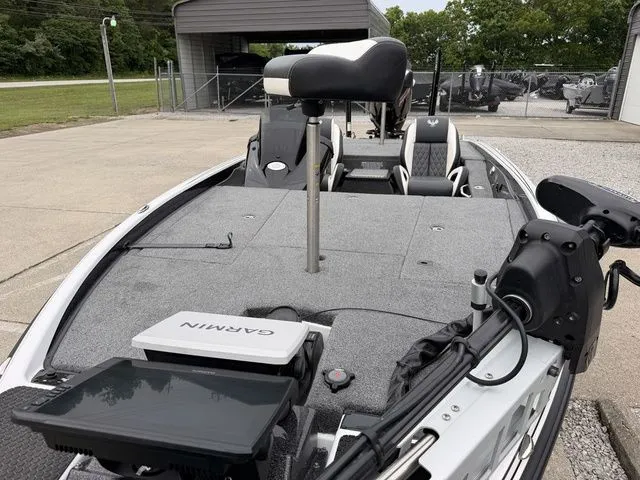 Slide: The Image of Phoenix Bass Boat 721 ZXL 2025 - 11