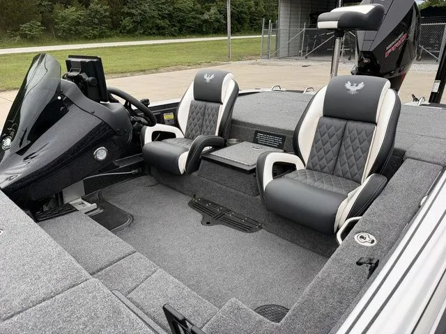 Slide: The Image of Phoenix Bass Boat 721 ZXL 2025 - 12