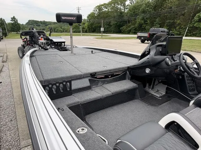 Slide: The Image of Phoenix Bass Boat 721 ZXL 2025 - 14