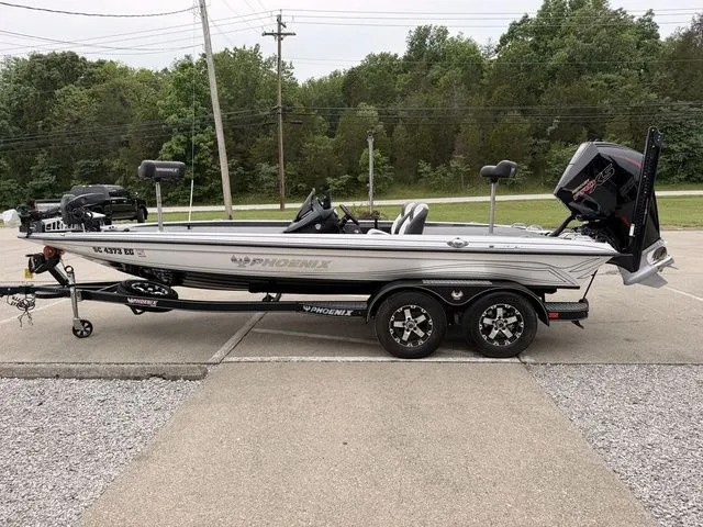 Slide: The Image of Phoenix Bass Boat 721 ZXL 2025 - 15
